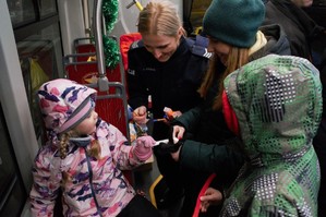 policjantka rozdająca materiały edukacyjne