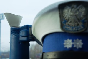 czapka policjanta ruchu drogowego oraz urządzenie do badania trzeźwości