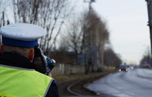 Policjant mierzący prędkość