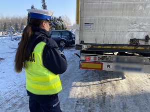 policjantka ruchu drogowego spisująca numery tablicy rejestracyjnej