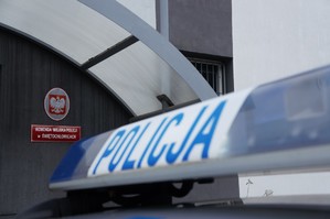 belka z sygnałami uprzywilejowania z napisem policja na tle budynku komendy miejskiej policji w świętochłowicach