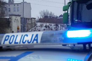 sygnały niebieskie z napisem policja