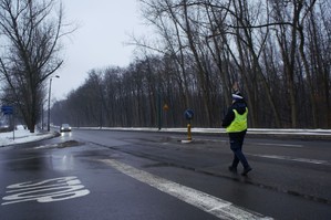 policjant zatrzymujący samochód do kontrolil