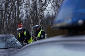 policjanci ruchu drogowego podczas kontroli drogowej