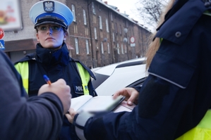 policjantki ruchu drogowego podczas kontroli drogowej