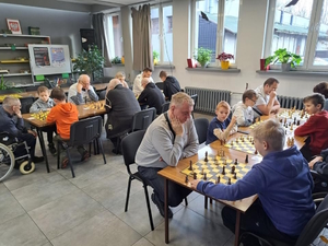 uczestnicy turnieju szachowego podczas rozgrywek