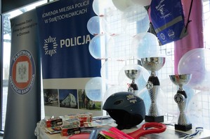 Zdjęcie przedstawia: stoisko z nagrodami i pucharami dla uczestników zawodów