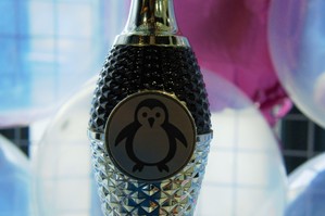 Zdjęcie przedstawia: puchar z logo pingwinka