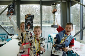 Zdjęcie przedstawia: zwycięzców zawodów z medalami i pucharami