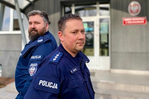 zdjęcie przedstawia umunudrowanych policjantów stojących przed komendą miejską policji w świętochłowicach