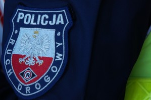 naszywka na mundurze policjanta z napisem &quot;policja ruch drogowy&quot;