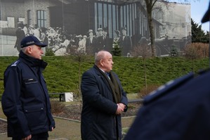 zdjęcie przedstawia: komendanta świętochłowickiej policji i dyrektora muzeum