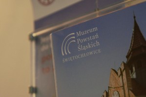 zdjęcie przedstawia: ulotkę reklamową muzeum powstań śląskich w świętochłowicach