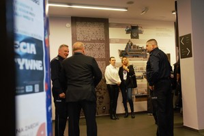 zdjęcie przedstawia: policjantów i pracowników cywilnych w budynku muzeum
