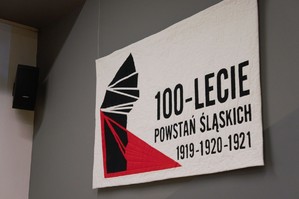 zdjęcie przedstawia: tablicę za napisem 100-lecie powstań śląskich