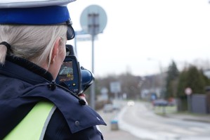 zdjęcie przedstawia policjantkę mierzącą prędkość