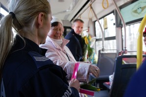 zdjęcie przedstawia: policjantów, przedstawicieli służb oraz uczestników akcji profilaktycznej w tramwaju