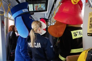 zdjęcie przedstawia: policjantów, przedstawicieli służb oraz uczestników akcji profilaktycznej w tramwaju