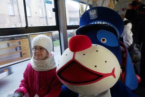 zdjęcie przedstawia: policjantów, przedstawicieli służb oraz uczestników akcji profilaktycznej w tramwaju