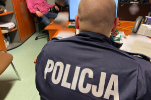 zdjęcie przedstawia: policjantów sporządzających dokumentację