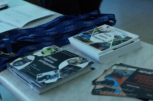 zdjęcie przedstawia: ulotki policyjne i smycze