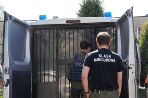 zdjęcie przedstawia: uczniów podczas spotkania dotyczącego naboru do policji