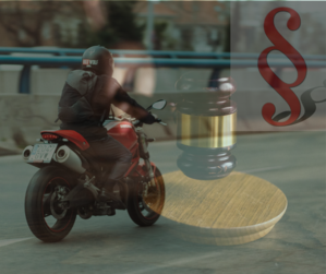 grafika przedstawia jadącego motocyklistę z emblematem paragrafu i młotkiem sędziowskim