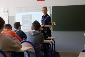 zdjęcie przedstawia: policjantkę podczas rozmowy z uczniami