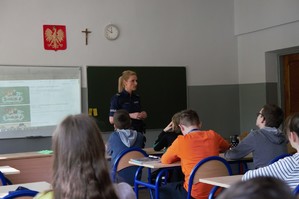 zdjęcie przedstawia: policjantkę podczas rozmowy z uczniami