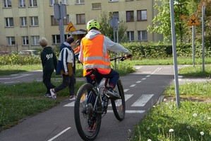 zdjęcie przedstawia: uczestnik konkursu na rowerze podczas przejazdu przez miasteczko rowerowe