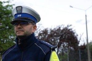 zdjęcie przedstawia: policjanta drogówki