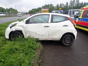 zdjęcie przedstawia: uszkodzony samochód w wyniku kolizji