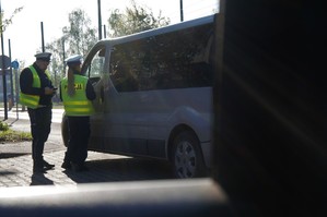 zdjęcie przedstawia: policjanci ruchu drogowego kontrolujący pojazd