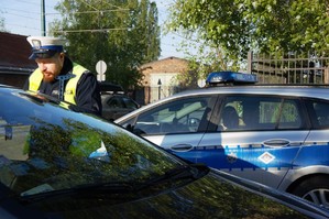 zdjęcie przedstawia: policjant podczas kontroli drogowej