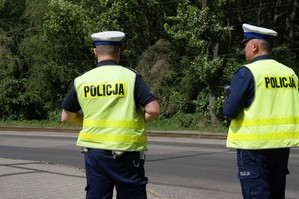 zdjęcie przedstawia: policjantów ruchu drogowego