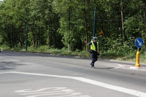 zdjęcie przedstawia: policjanta ruchu drogowego zatrzymującego pojazd