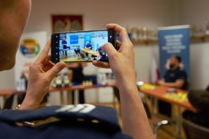zdjęcie przedstawia: zbliżenie telefon policjantki robiącej zdjęcie
