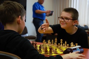 zdjęcie przedstawia: uczestników turnieju podczas rozgrywania partii szachowej