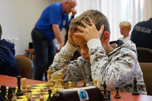 zdjęcie przedstawia: uczestników turnieju podczas rozgrywania partii szachowej