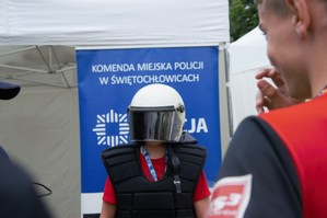 zdjęcie przedstawia: ubranego w kask policyjny chłopca