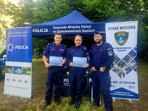 zdjęcie przedstawia: policyjne stanowisko profilaktyczne i policjantów