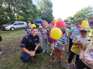 zdjęcie przedstawia: policjanta z dziećmi