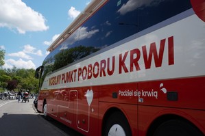 zdjęcie przedstawia: autobus do honorowego oddawania krwi