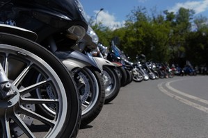 zdjęcie przedstawia: zbliżenie na koła motocykli