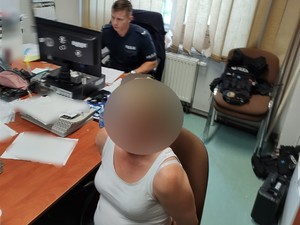 w pokoju zatrzymane osoby w obecności umundurowanych policjantów