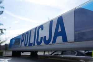 zdjęcie przedstawia: belka z sygnałami świetlnymi z napisem policja