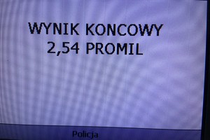 zdjęcie przedstawia: wyświetlacz alkomatu z wynikiem badania trzeźwości 2,54 promila