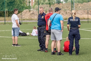 zdjęcie przedstawia: policjantów i zawodników podczas meczu charytatywnego