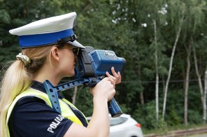 zdjęcie przedstawia policjantkę mierzącą prędkość