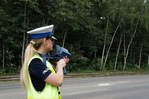 zdjęcie przedstawia: policjantkę mierzącą prędkość